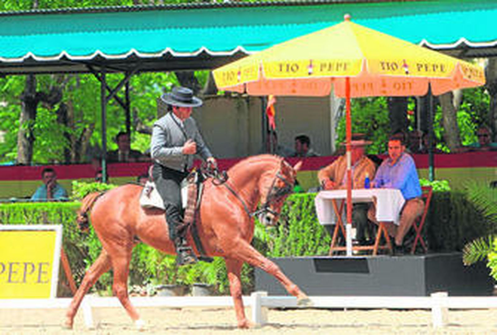 Un caballo realiza un ejercicio de piruetas durante un pasado concurso de Doma Vaquera.
