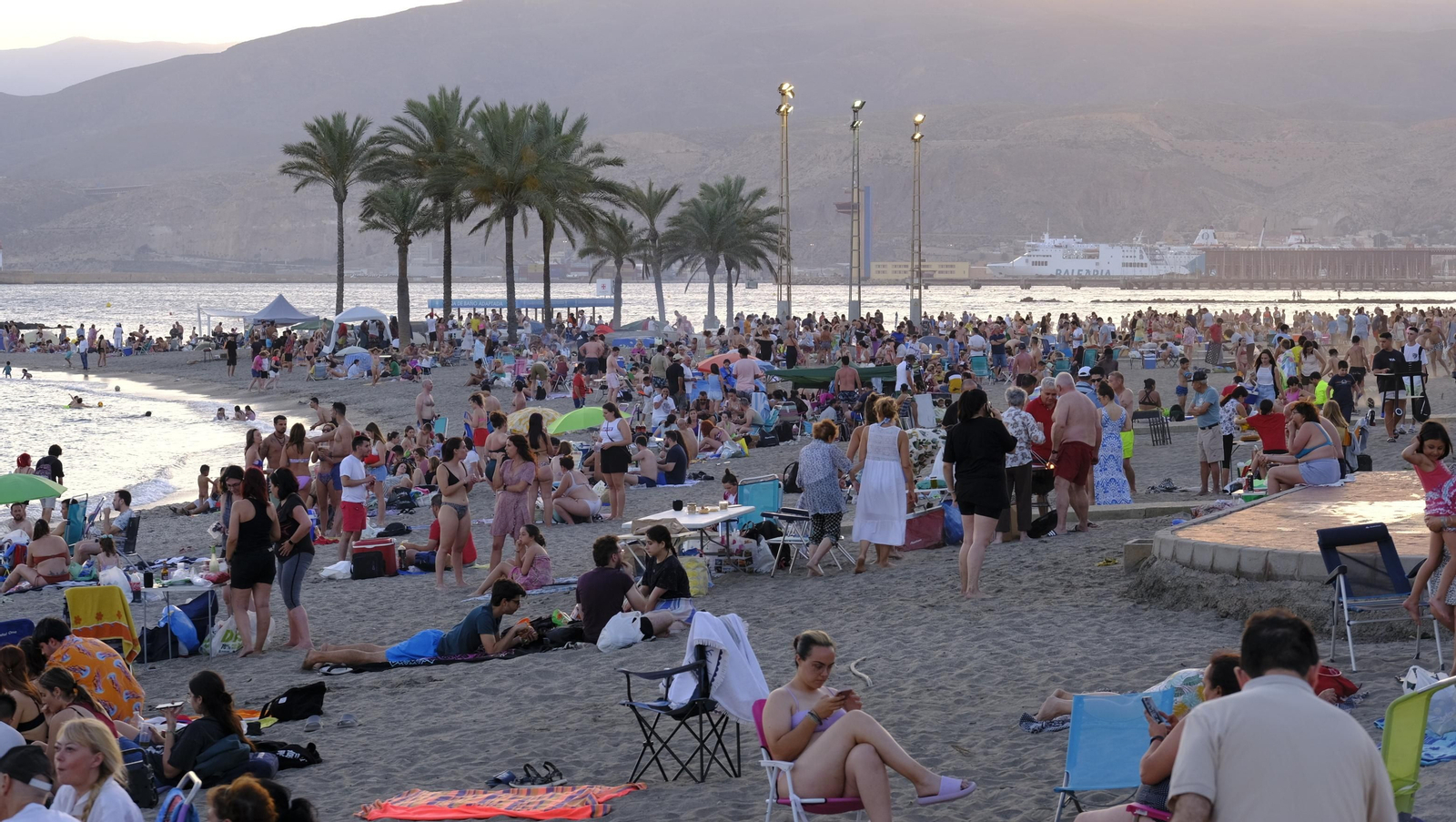 Imágenes de las hogueras de la Noche de San Juan en Almería capital
