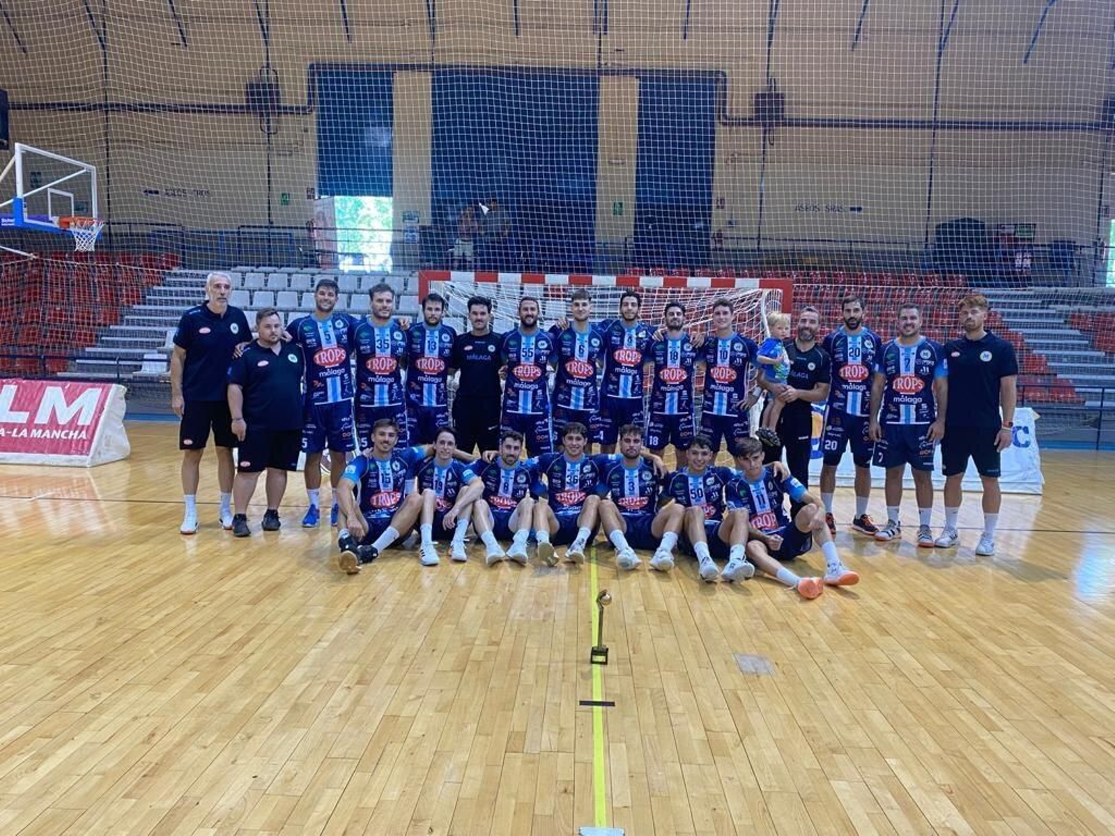 La plantilla del Trops Málaga posa con el XI Trofeo de Ferias de Ciudad Real.