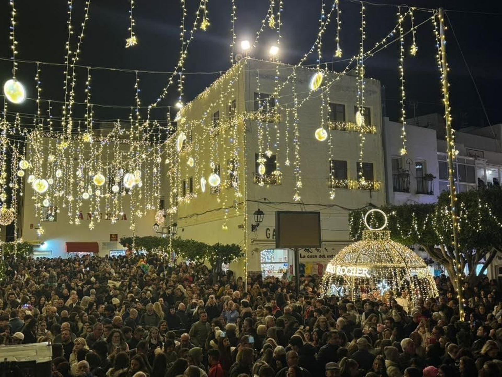Mojácar dio la bienvenida a la Navidad con un multitudinario encendido del alumbrado.
