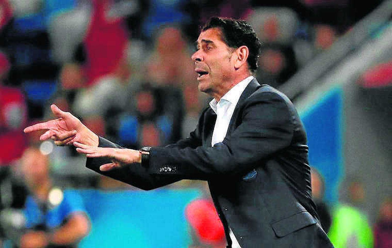 Fernando Hierro dando instrucciones.