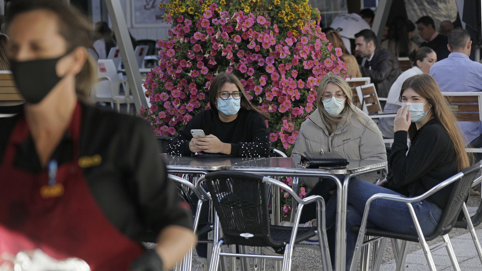 Ambiente en los bares y restaurantes de Algeciras en el fin de semana
