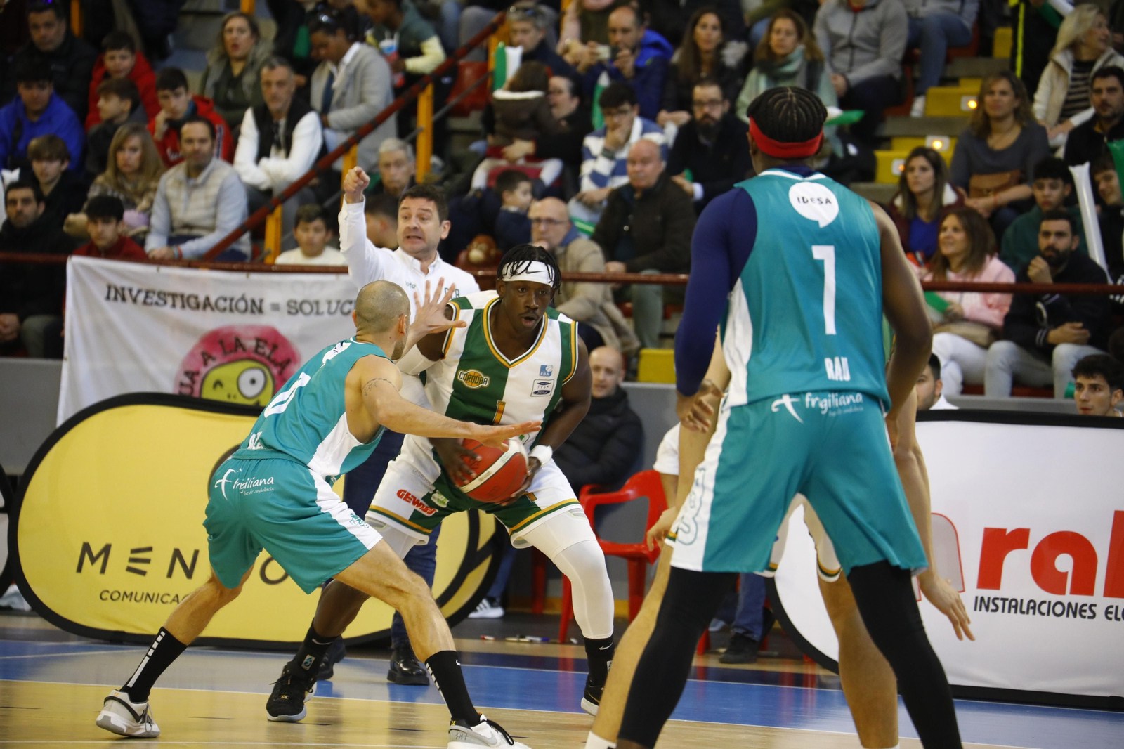 Las mejores fotos del ambiente en Vista Alegre para el derbi entre el Coto Córdoba y el UCB Camper Eurogaza
