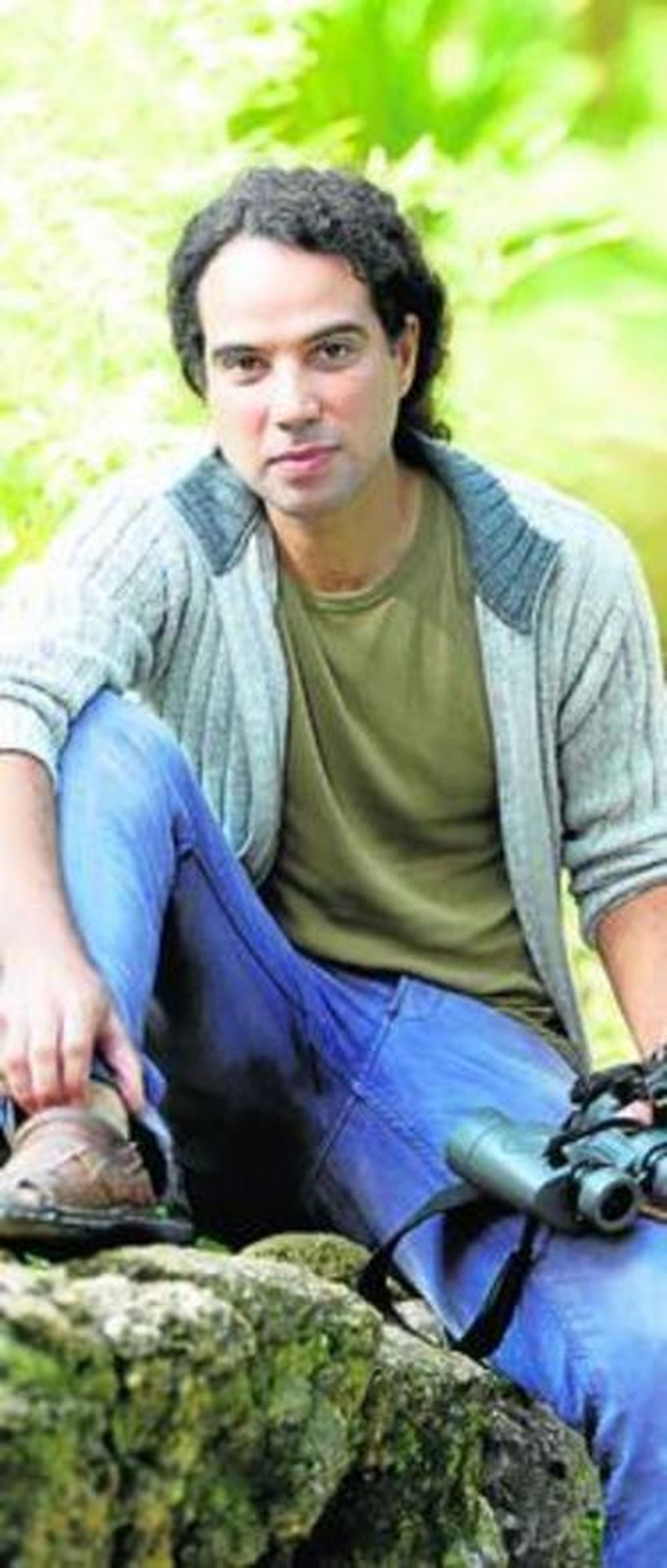 José Luis López, prismáticos en mano, en el Parque de María Luisa.