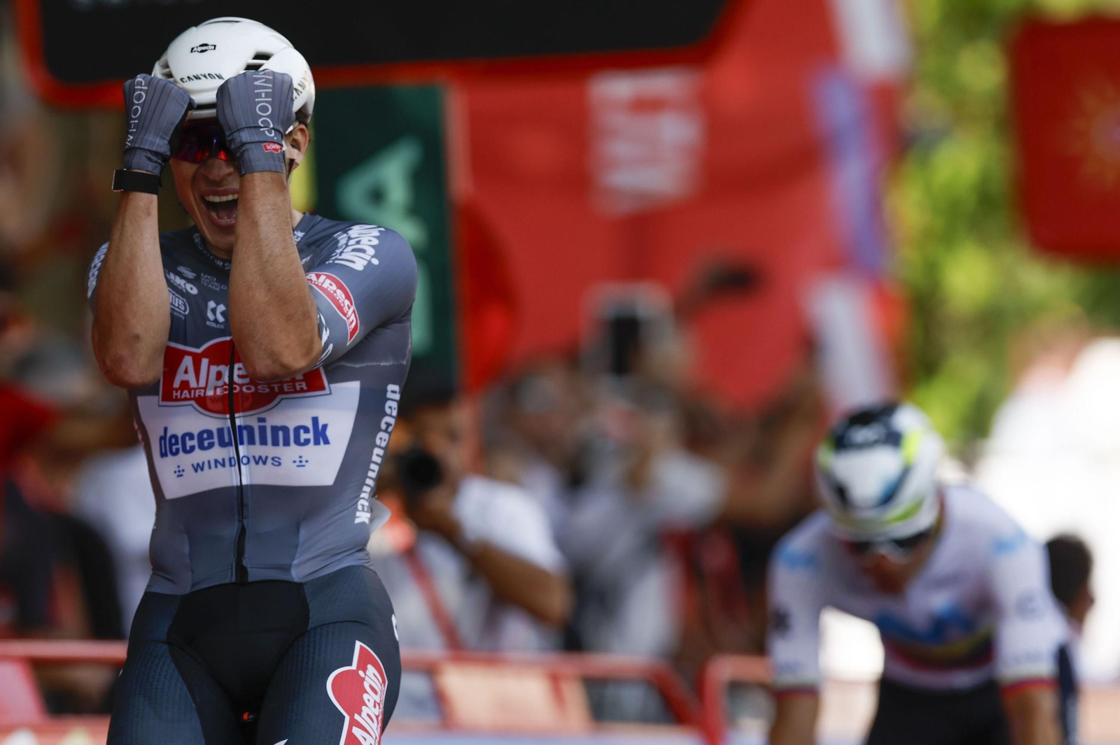 El belga Jasper Philipsen, eufórico al ganar la primera etapa de la Vuelta en Novara.