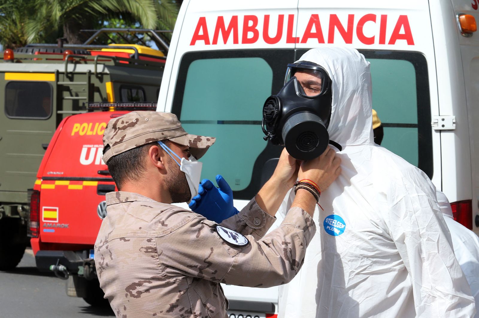Imágenes de las tareas de desinfección de la UME en el Hospital Infanta Elena