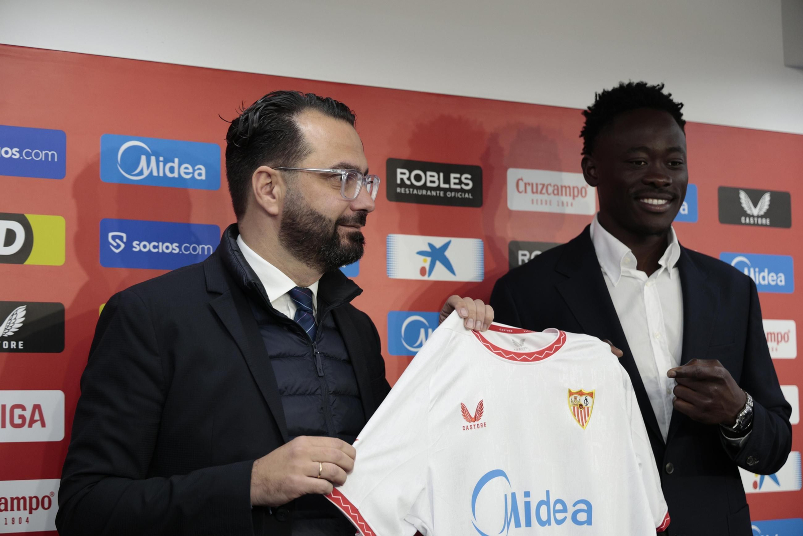 Víctor Orta, junto a Akor Adams en su presentación.