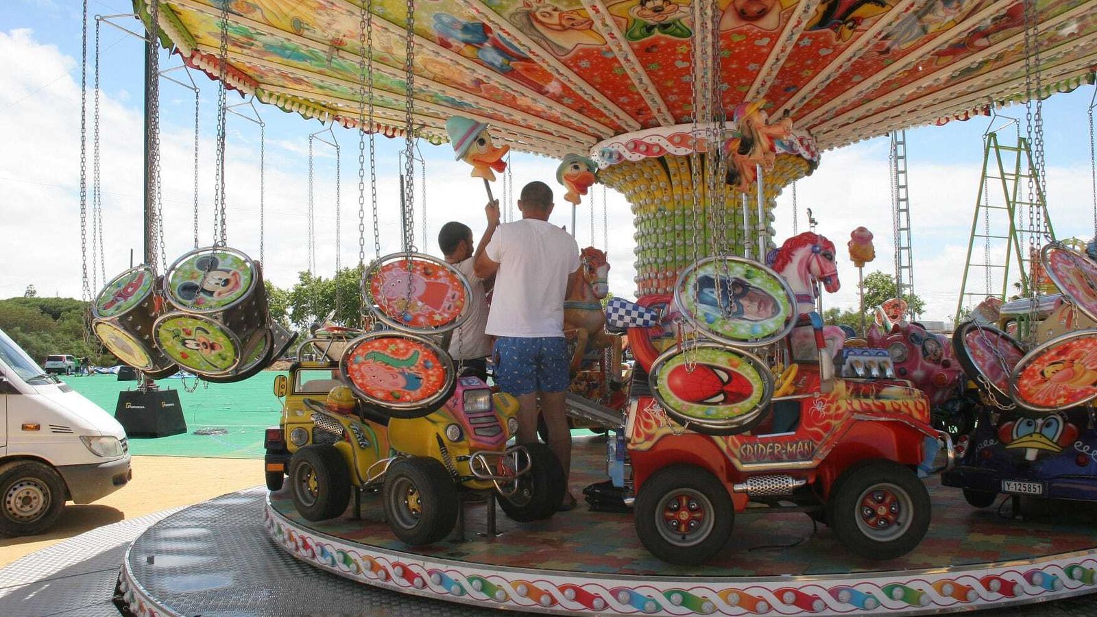 Los operarios ultiman el montaje de las atracciones mecánicas y de los castillos y toboganes acuáticos.