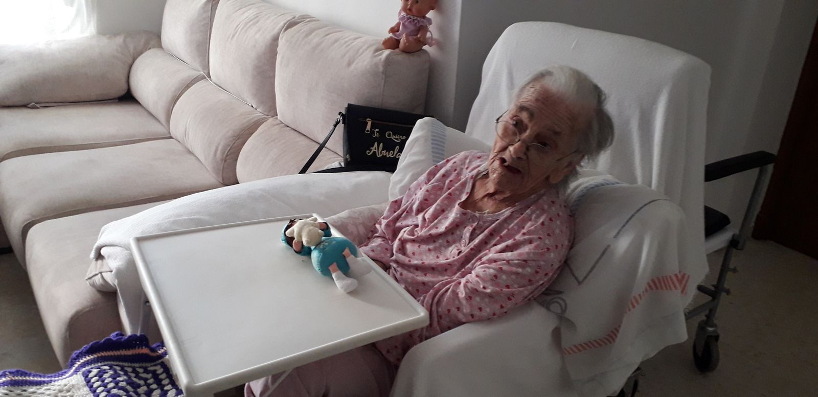 Milagros, de 89 años, en el salón de su casa de El Puerto.