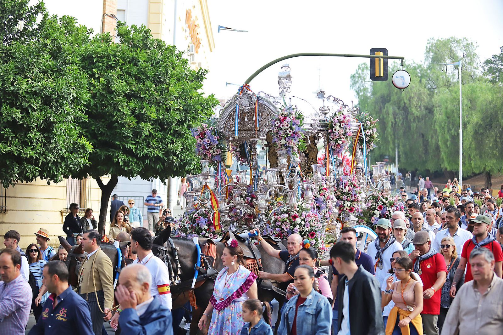 El Rocío 2023: Imágenes de la Hermandad de Emigrantes en su salida de Huelva