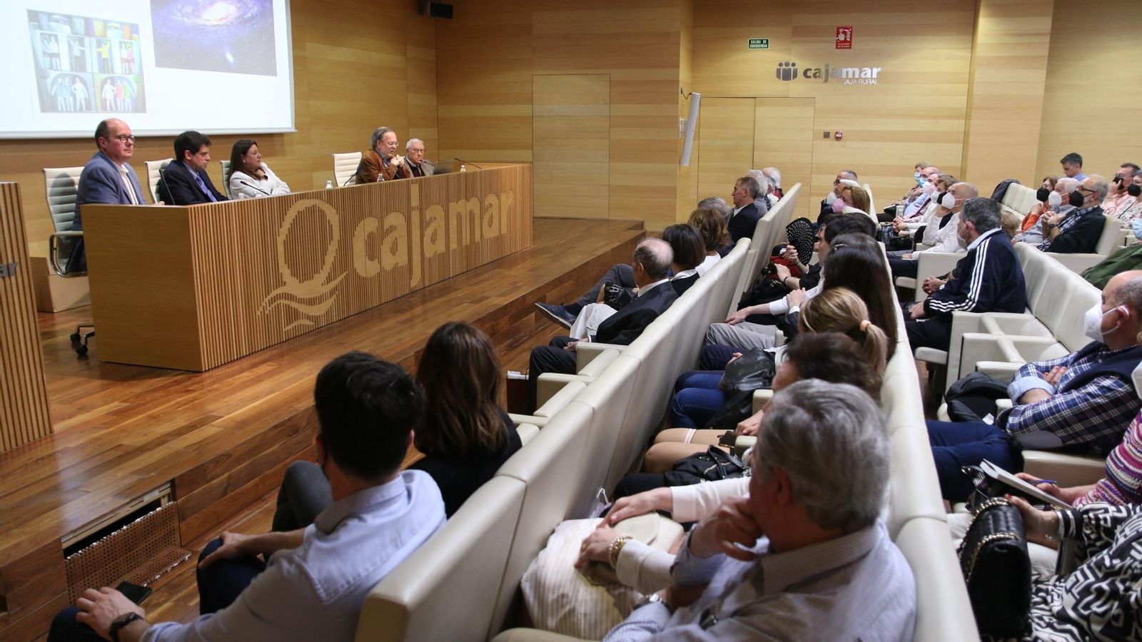 Presentación de su última obra, 'La Galaxia Educativa', en el salón cultural de Cajamar (Casa de las Mariposas).
