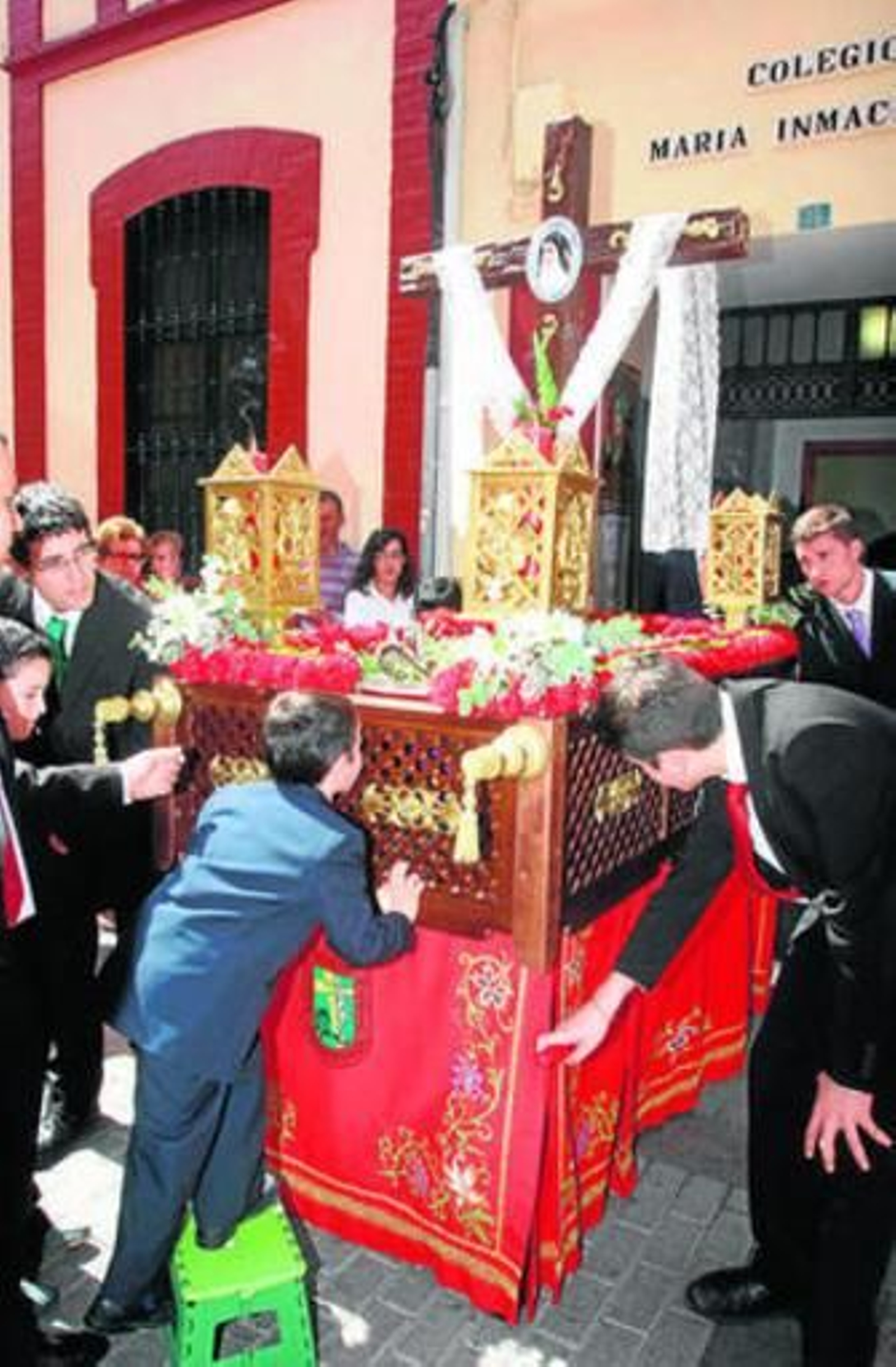 Un momento de la procesión de la cruz. Un momento de la procesión de la cruz.