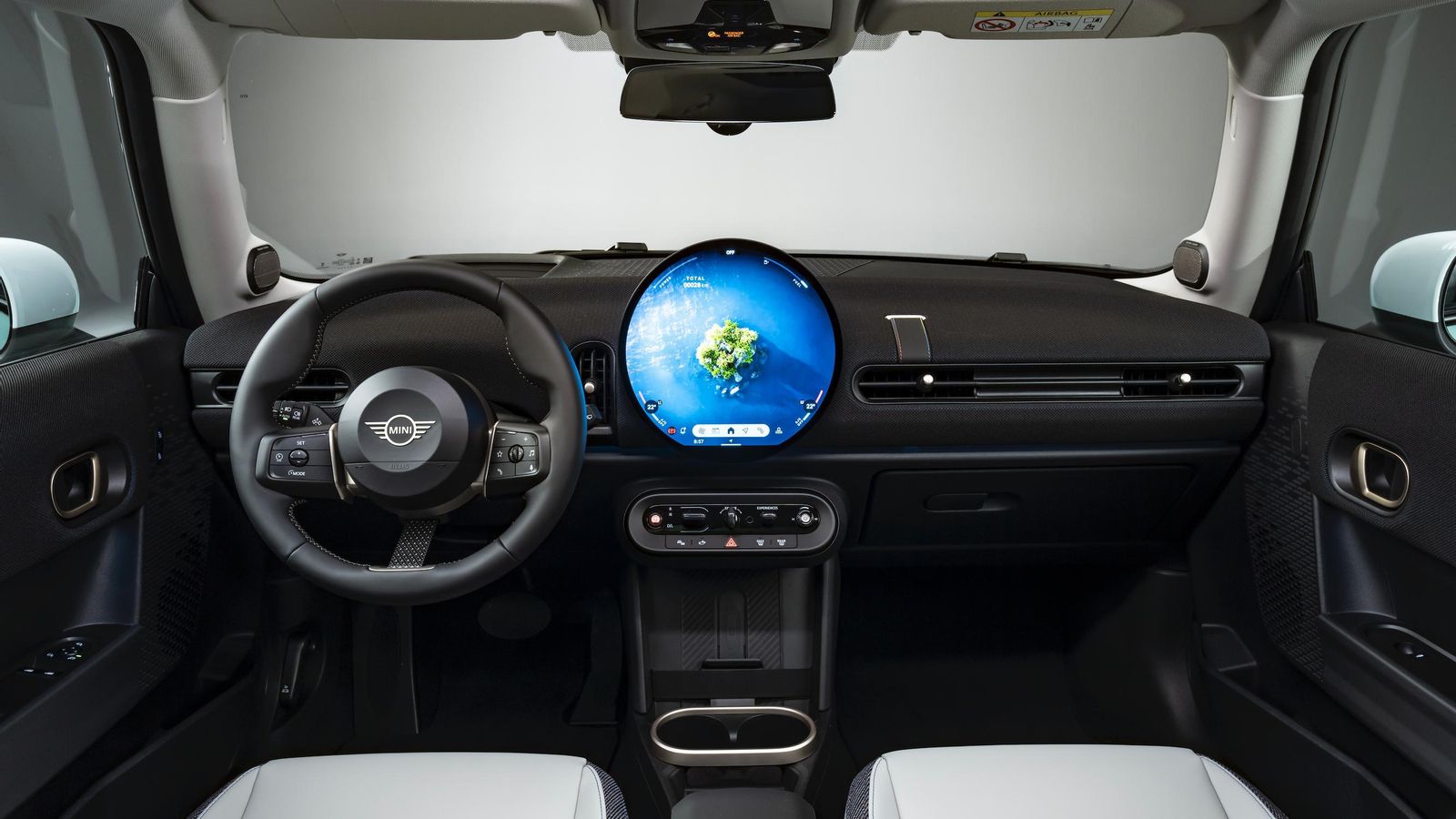 El salpicadero es muy diferente al de su antecesor en cuanto a diseño, pero no a disposición de funciones con la excepción de que no hay instrumentación tras el volante.