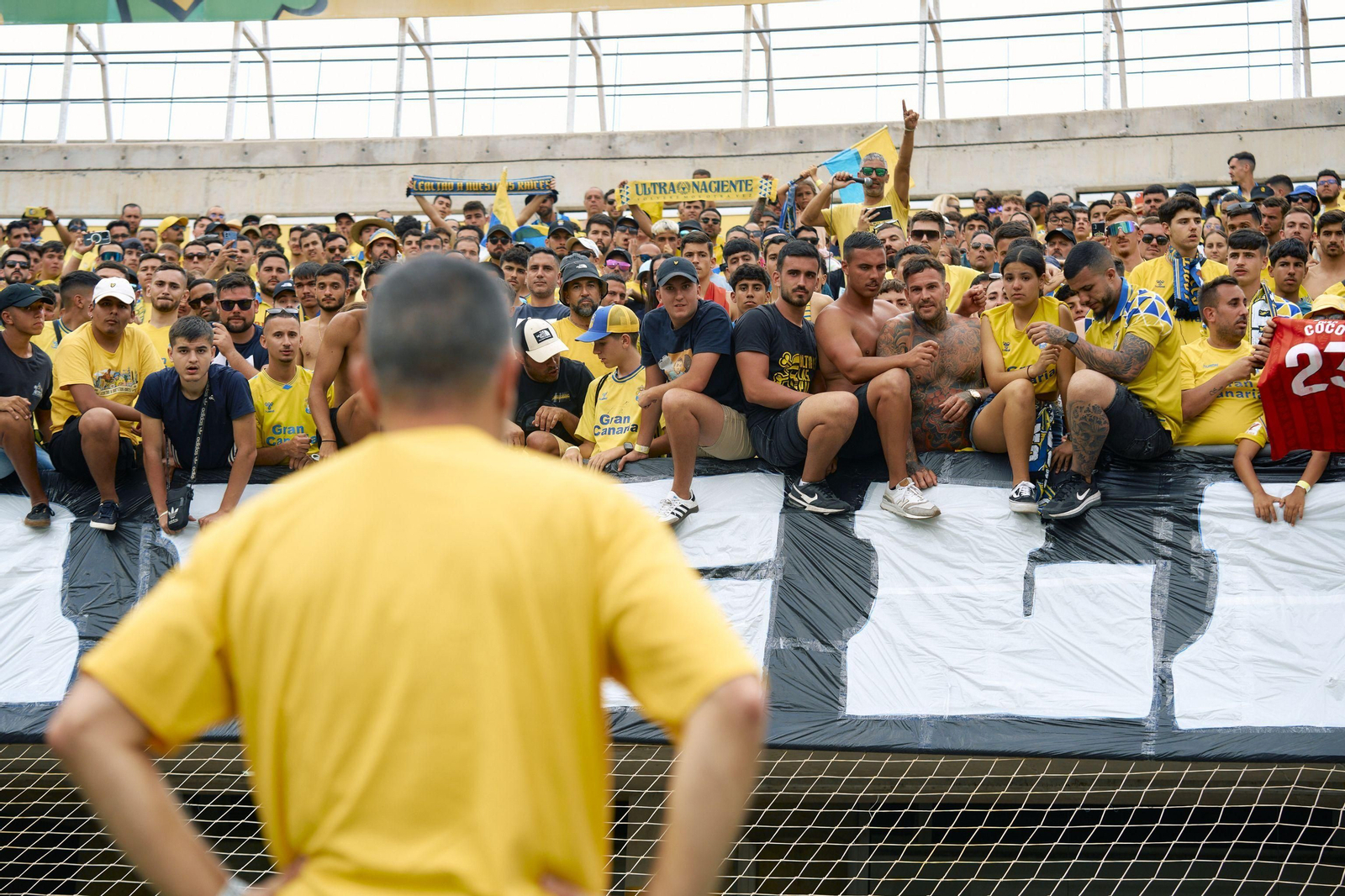 García Pimienta, delante de la grada del estadio Insular.