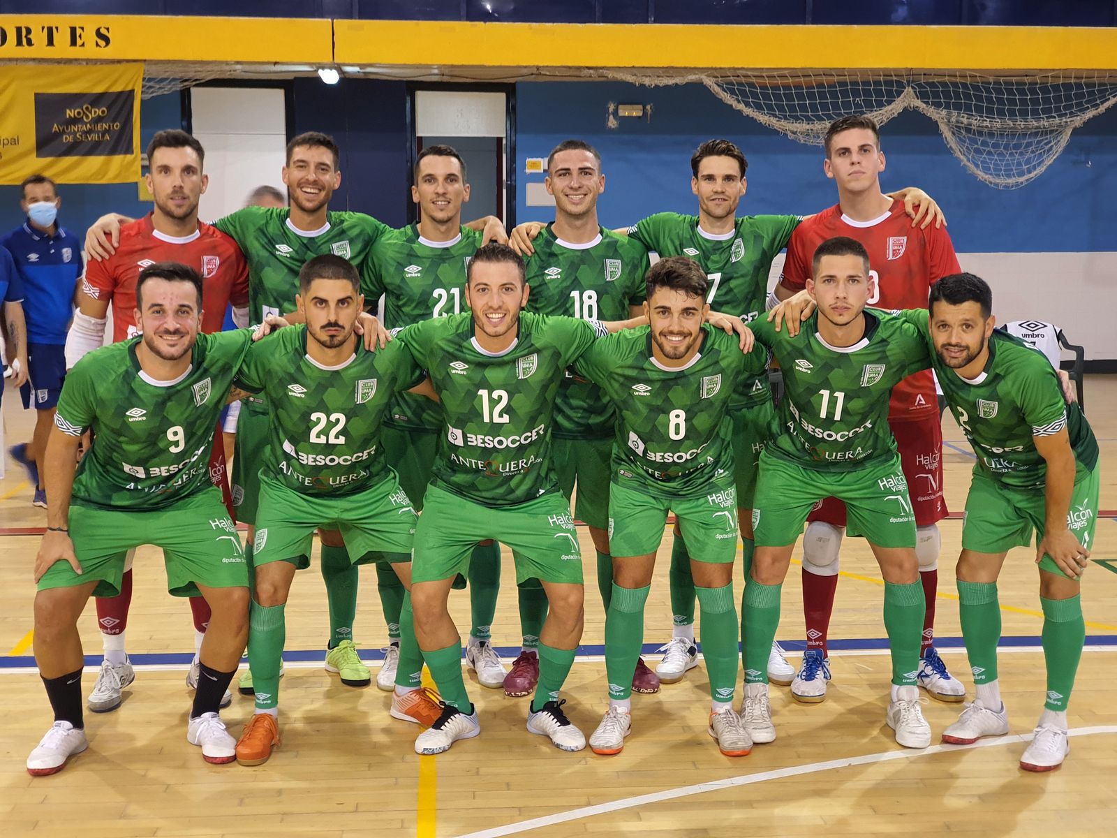 La plantilla del UMA Antequera posa en Amate.