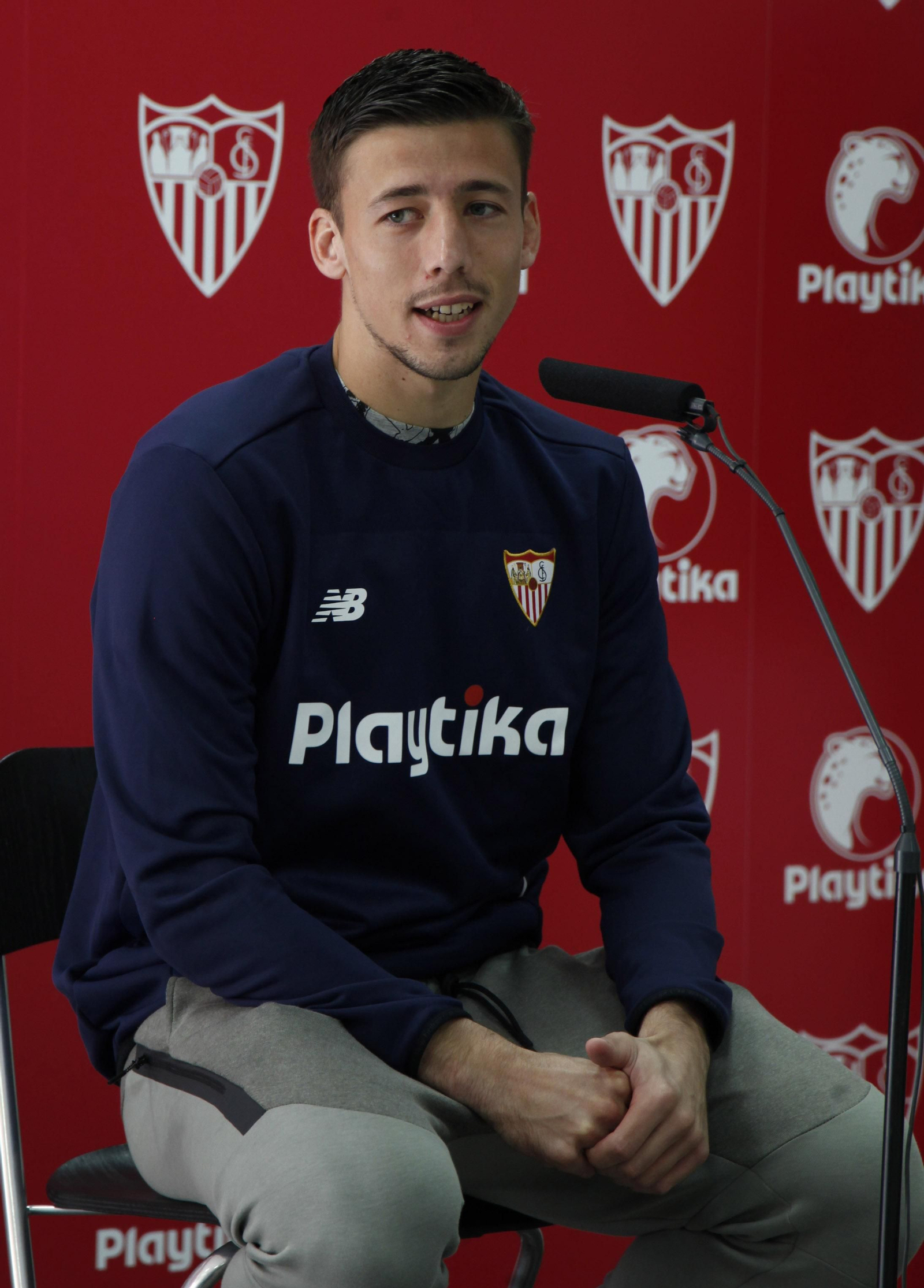 Lenglet atiende a la prensa.