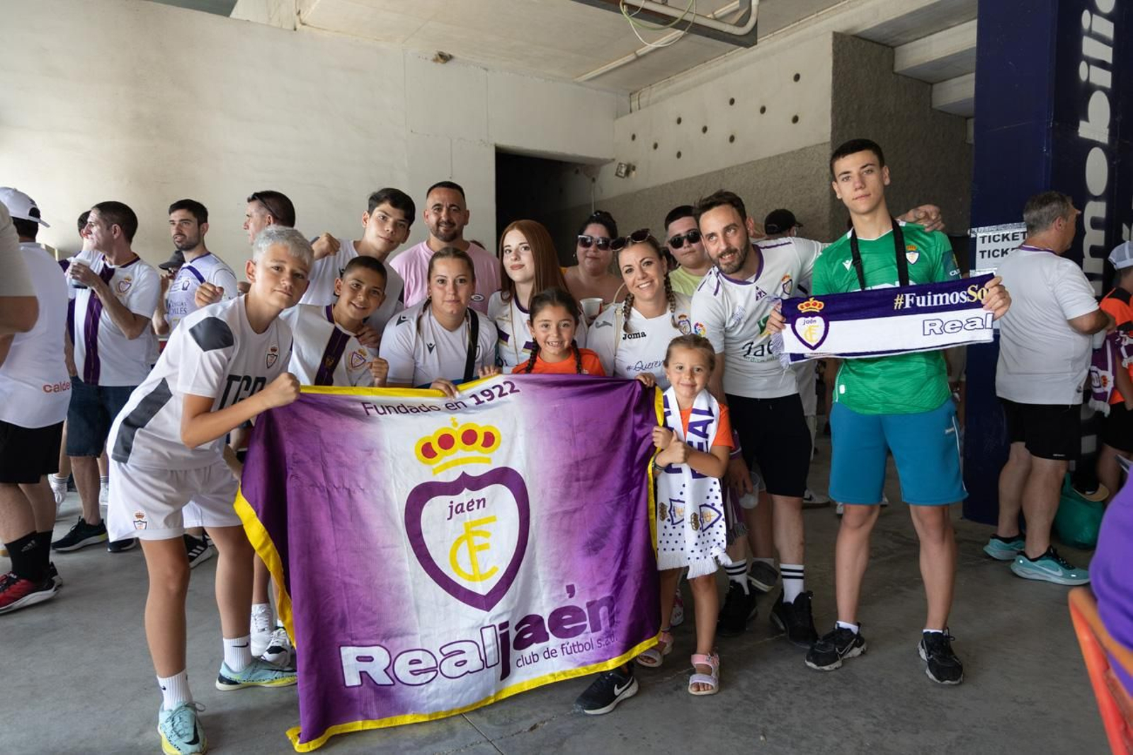 El épico recibimiento de la afición lagarta al Real Jaén, en imágenes