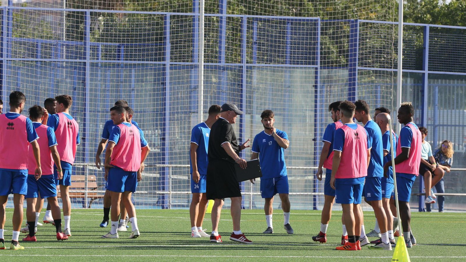 Tébar da instrucciones a sus jugadores en un entrenamiento.