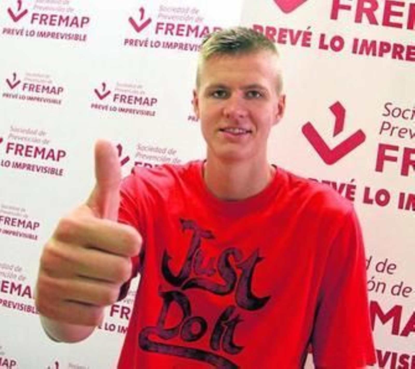 Porzingis posa en el centro de prevención de Fremap durante su reconocimiento médico.