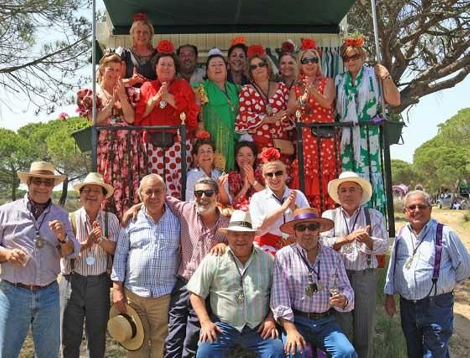 Un numeroso grupo de amigos posa ante una carreta en la que, por no faltar, no faltan ni las macetas colgadas de la barandilla. 

Foto: Juan Carlos Toro