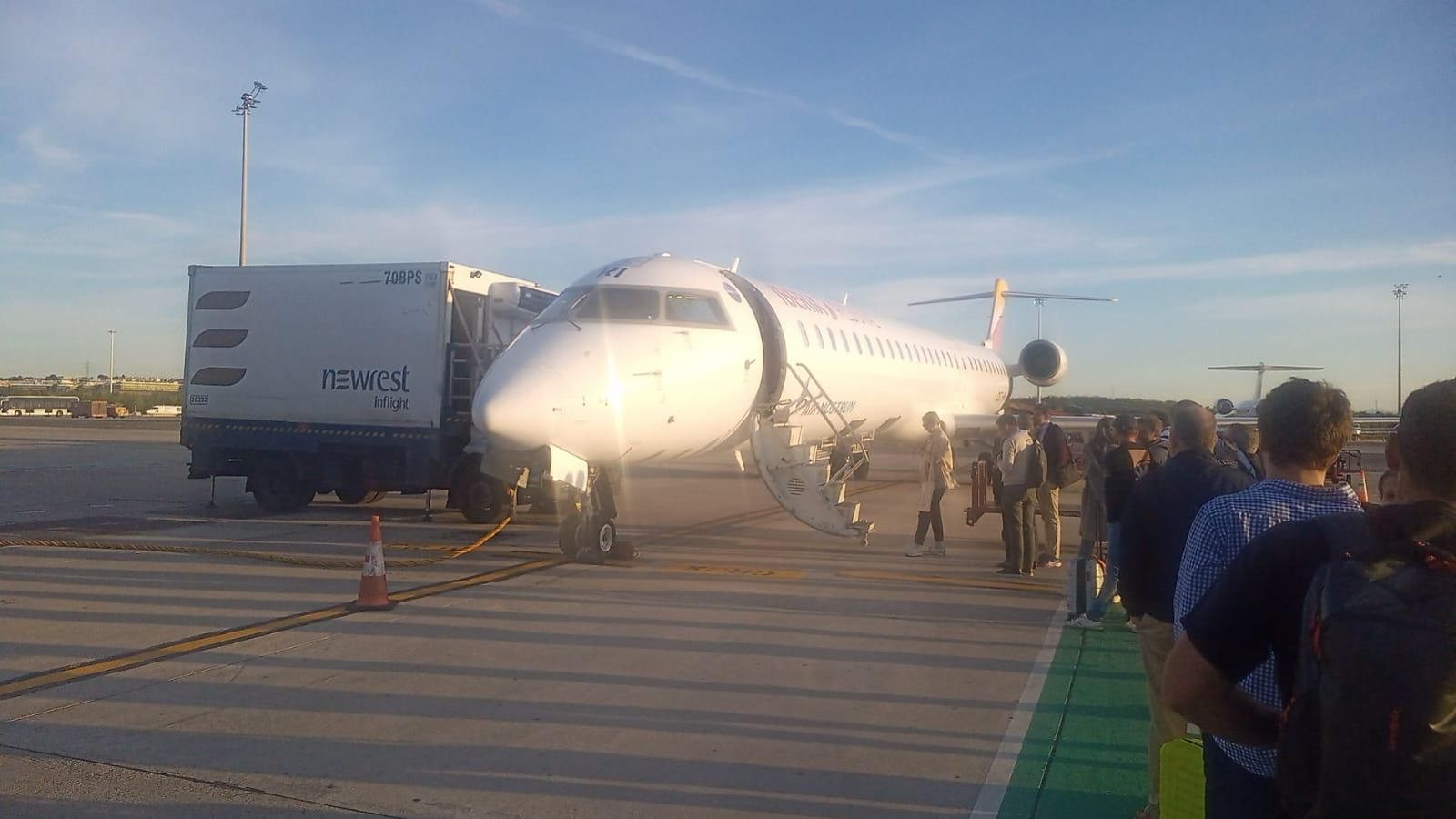 Pasajeros a punto de subirse en el vuelo que, ahora sí, llevaría a los almerienses a su tierra en la mañana del martes.