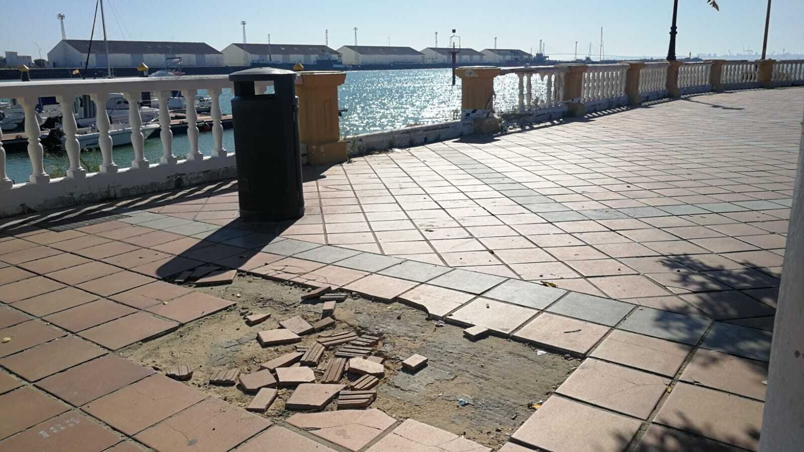 La solería del paseo está destrozada en algunos tramos.