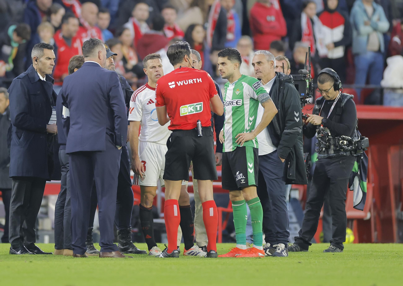 Munuera Montero explica a los delegados y capitanes del Sevilla y el Betis la suspensión del partido.