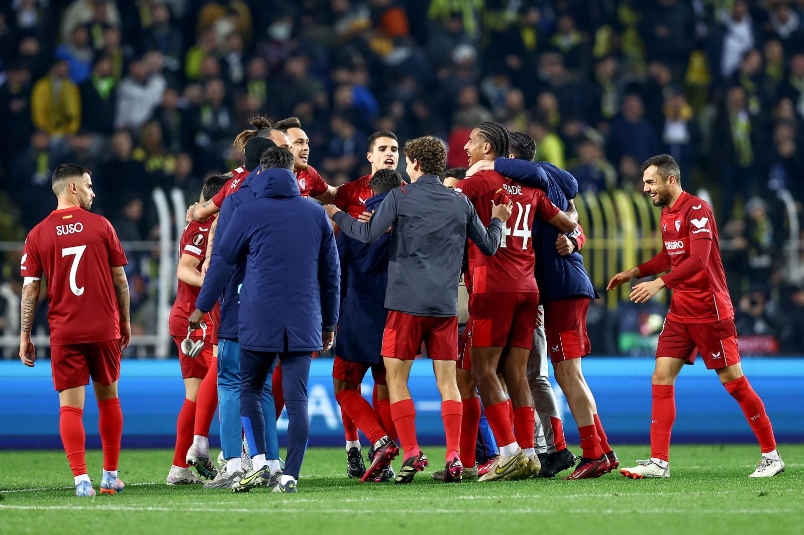 Los futbolistas del Sevilla festejan el pase a cuartos de final en el Sükrü Saracoglu.