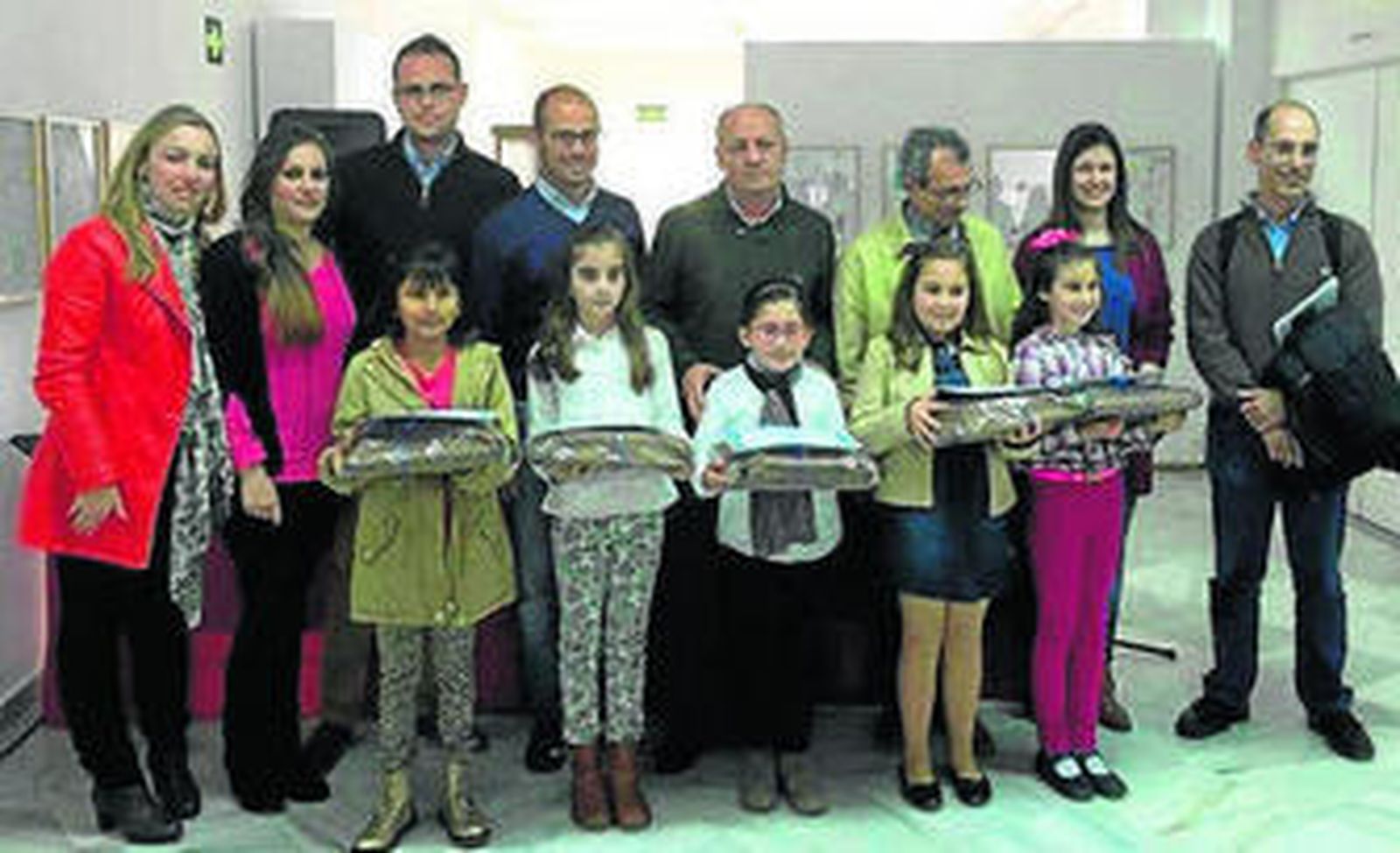 Los niños que hicieron los mejores dibujos recibieron material escolar.