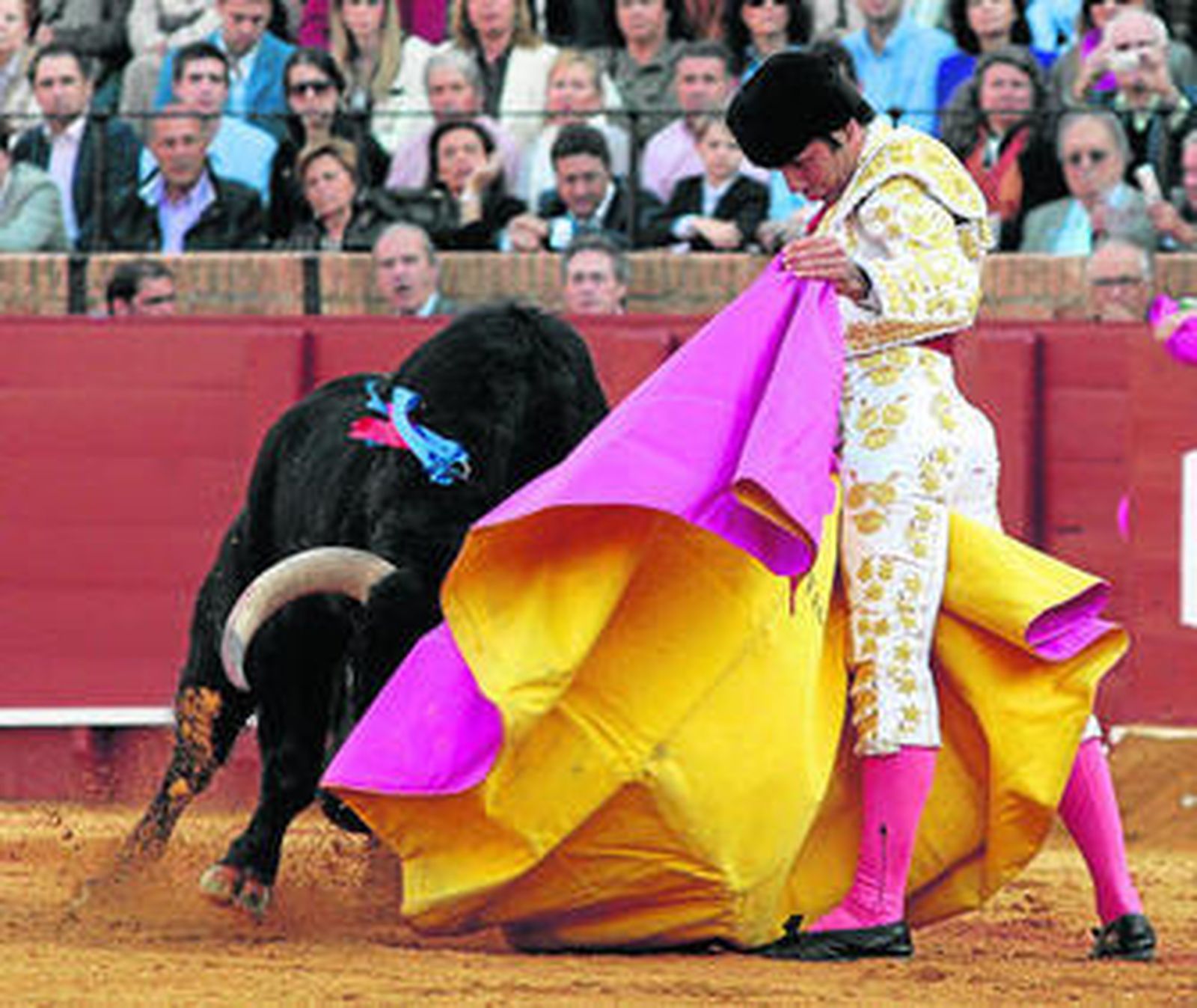 El diestro Salvador Vega toreando de capote en una de sus tardes la pasada temporada.