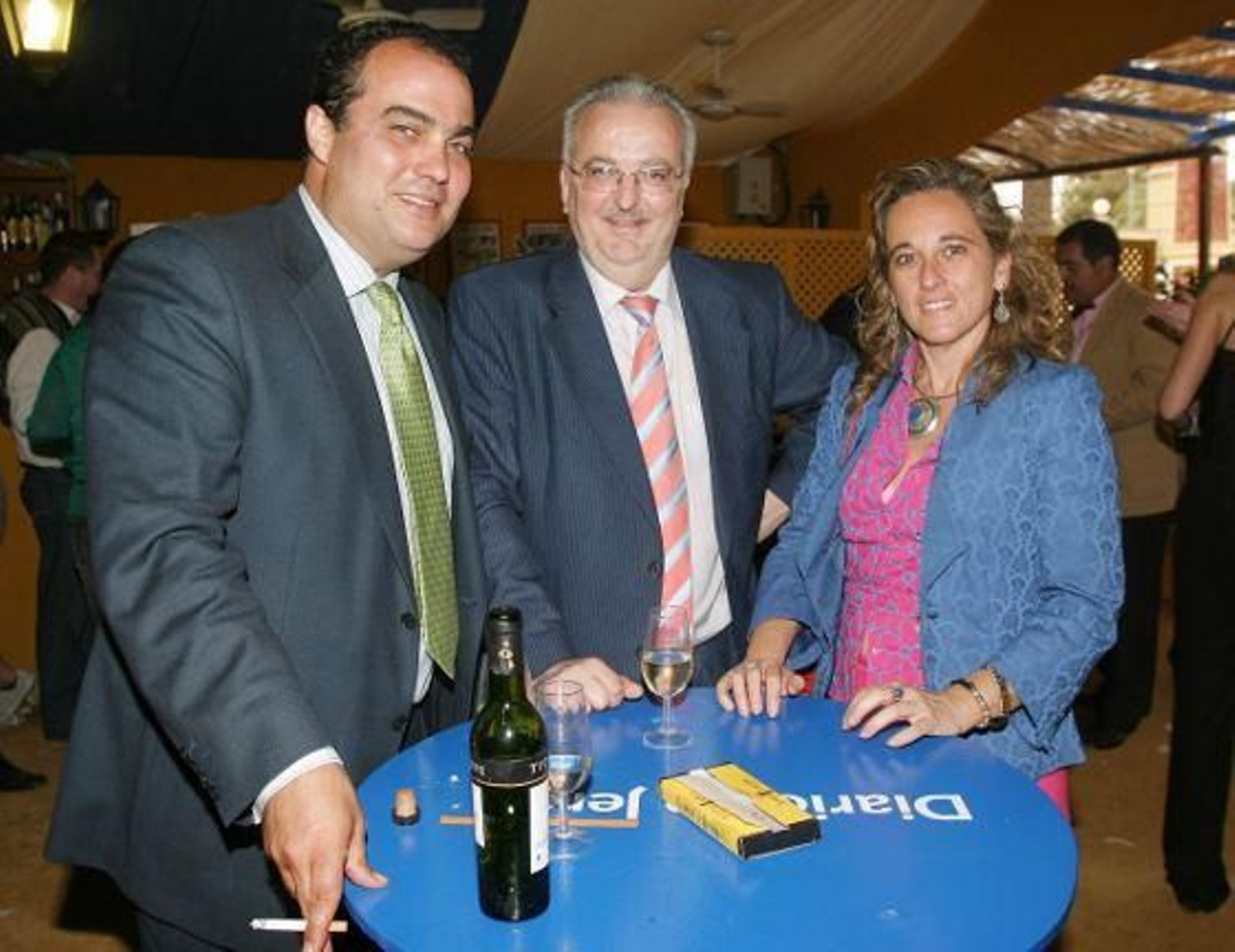 El director del Diario de Jerez, David Fernández, junto a los parlamentarios Antonio Fernández y Cinta Castillo.

Foto: Vanesa Lobo