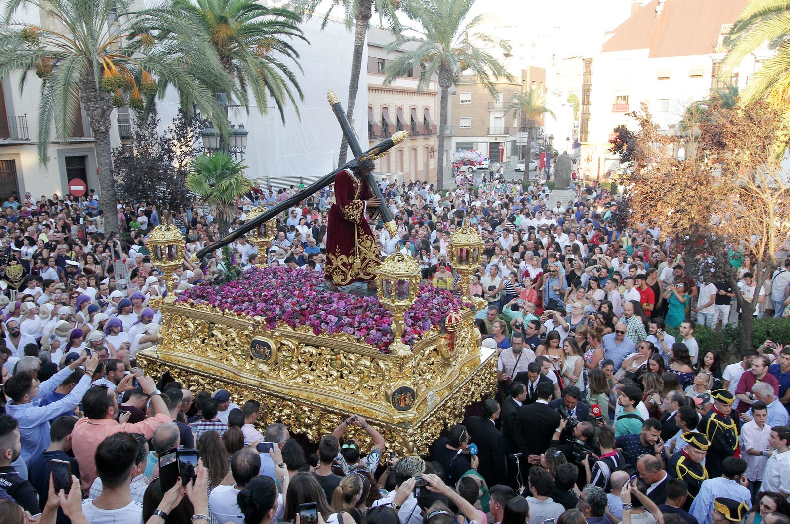 Imágenes del Señor de Pasión en la procesión del centenario de la hermandad