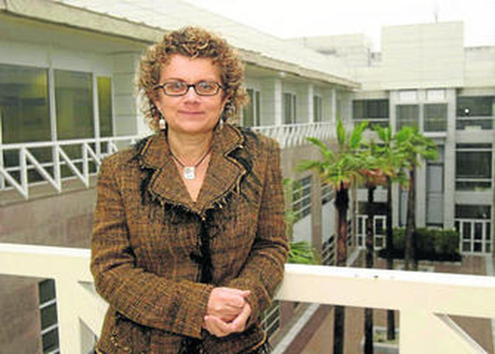 La ex consejera recibió uno de los galardones que otorga Sanitaria 2000 y la Fundación AstraZeneca.