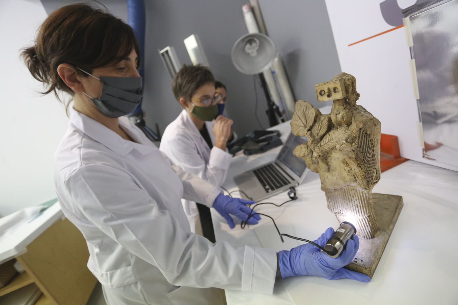 Clara Stagni y Pascale Roumégoux, junto a ‘Mujer con follaje’ (1934), en las salas de conservación del Museo Picasso Málaga.