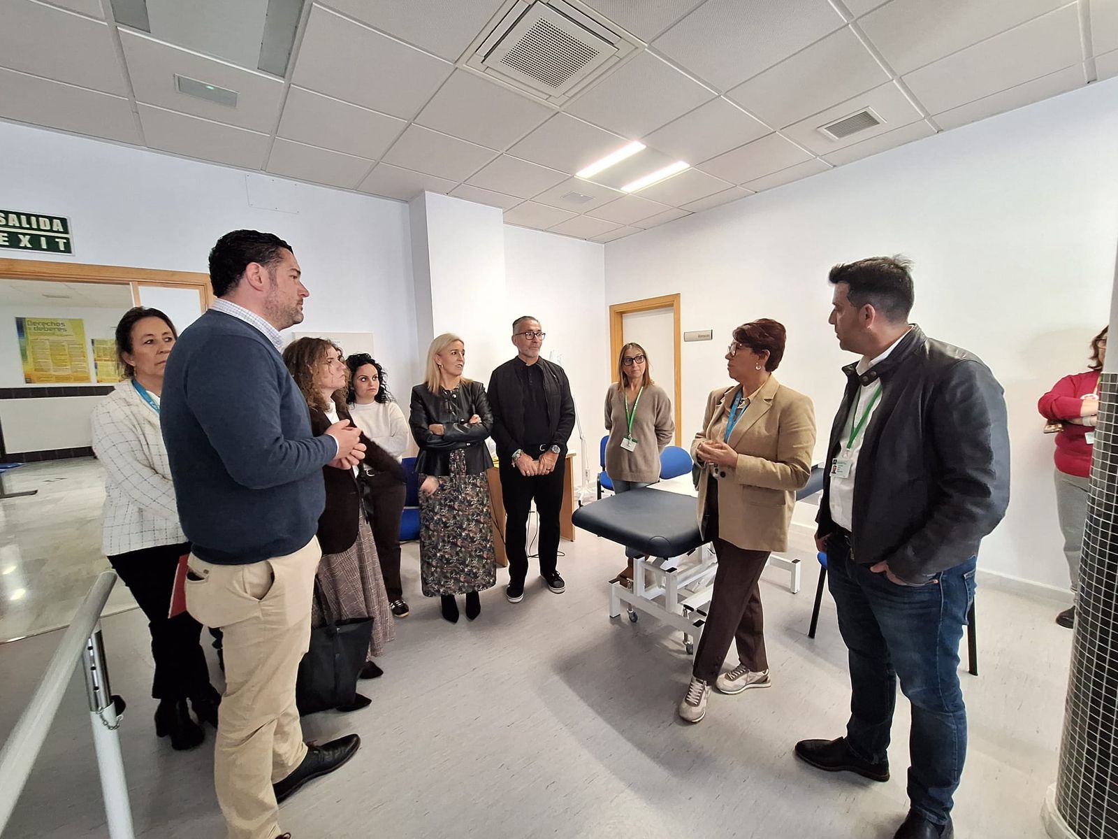Visita de Eva Pajares a las instalaciones del servicio de Rehabilitación, Fisioterapia y Logopedia del Centro de Salud de Guadalcacín.