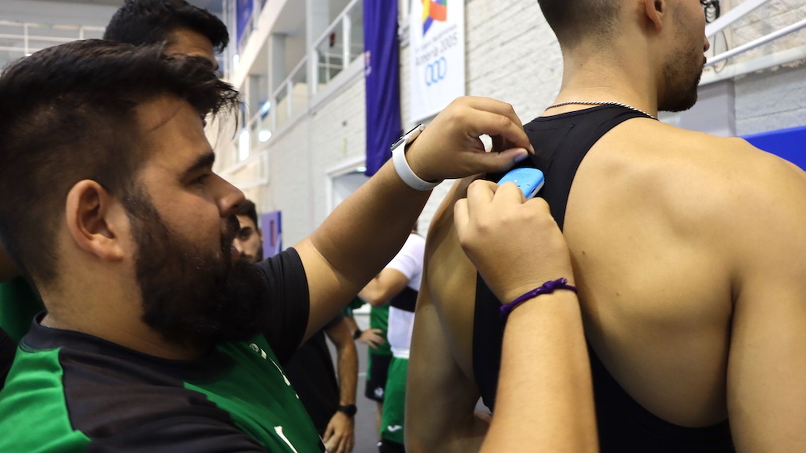 El dispositivo se introduce en una camiseta interior del deportista