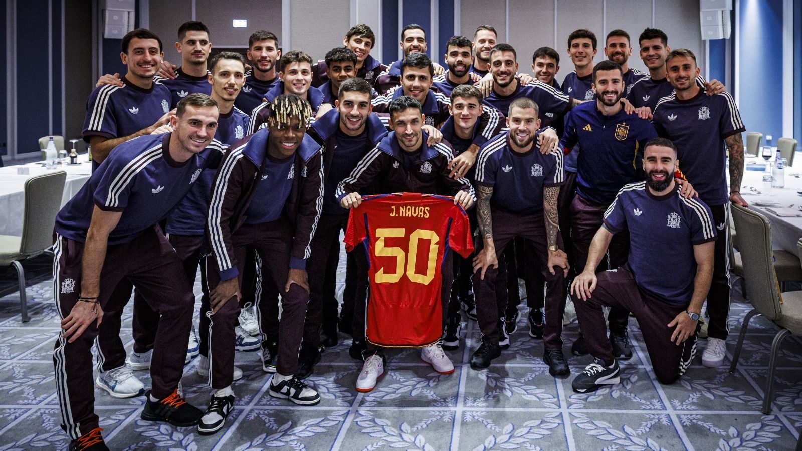 La selección española agasaja a Jesús Navas por sus 50 partidos.