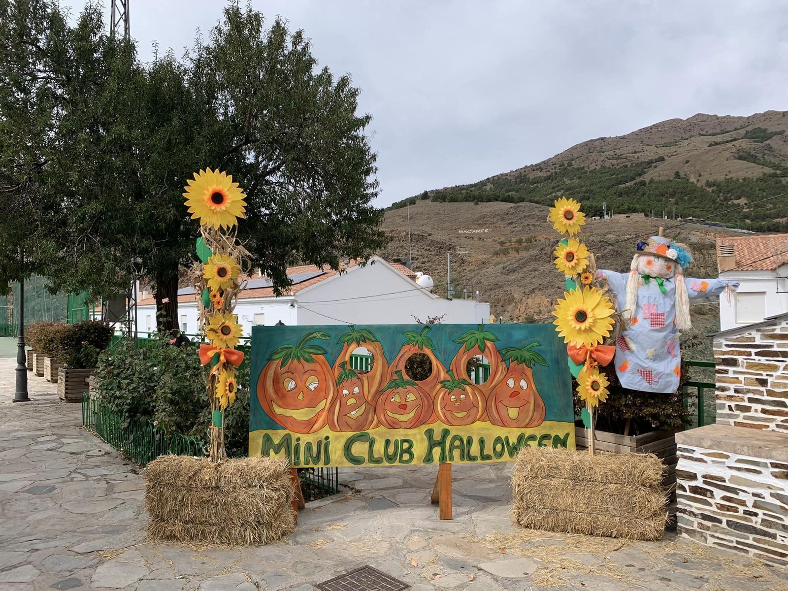 Bacares viste sus calles de otoño como reclamo turístico