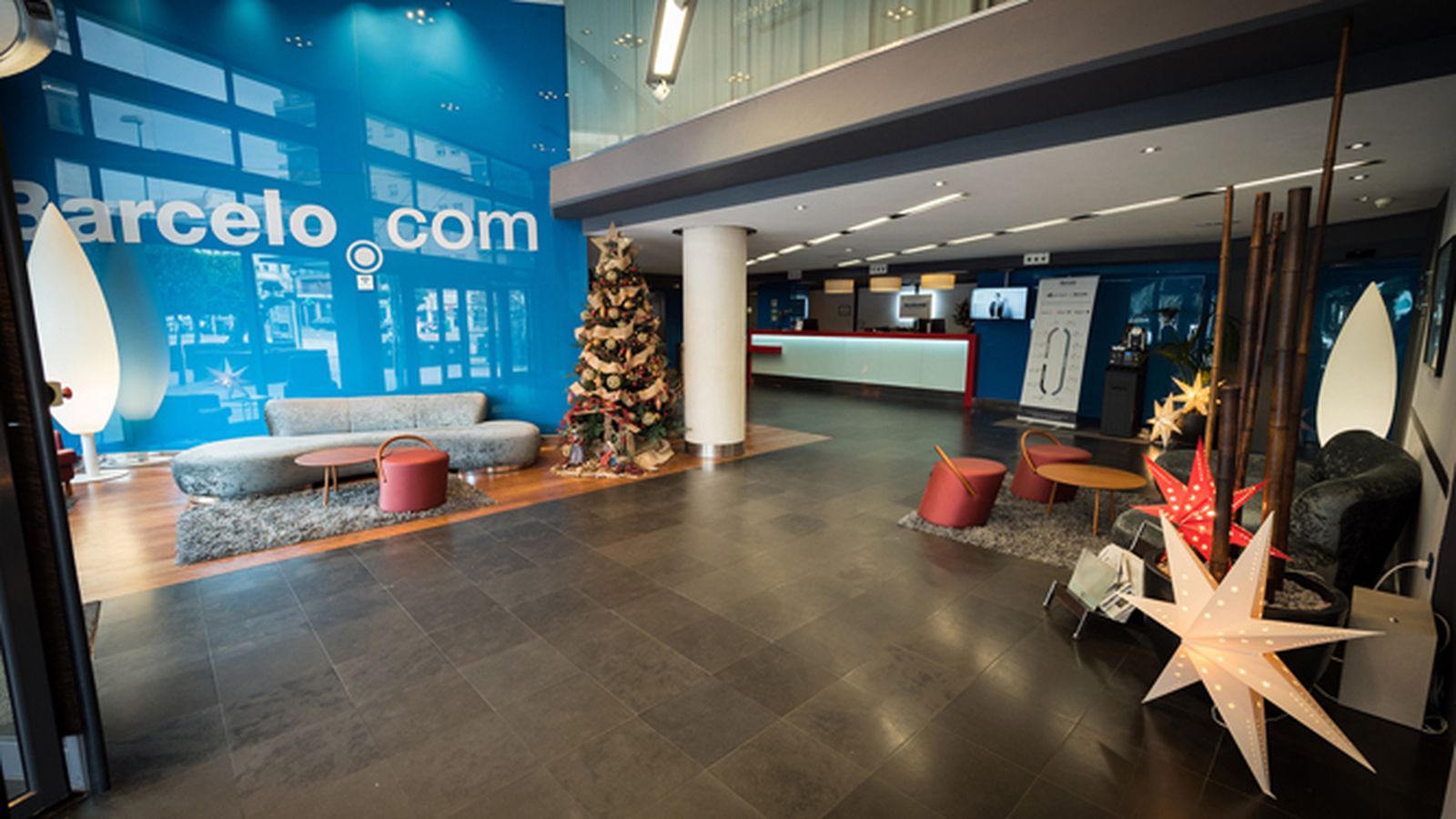 La recepción del Hotel Occidental Cádiz se encuentra decorada con motivos navideños.