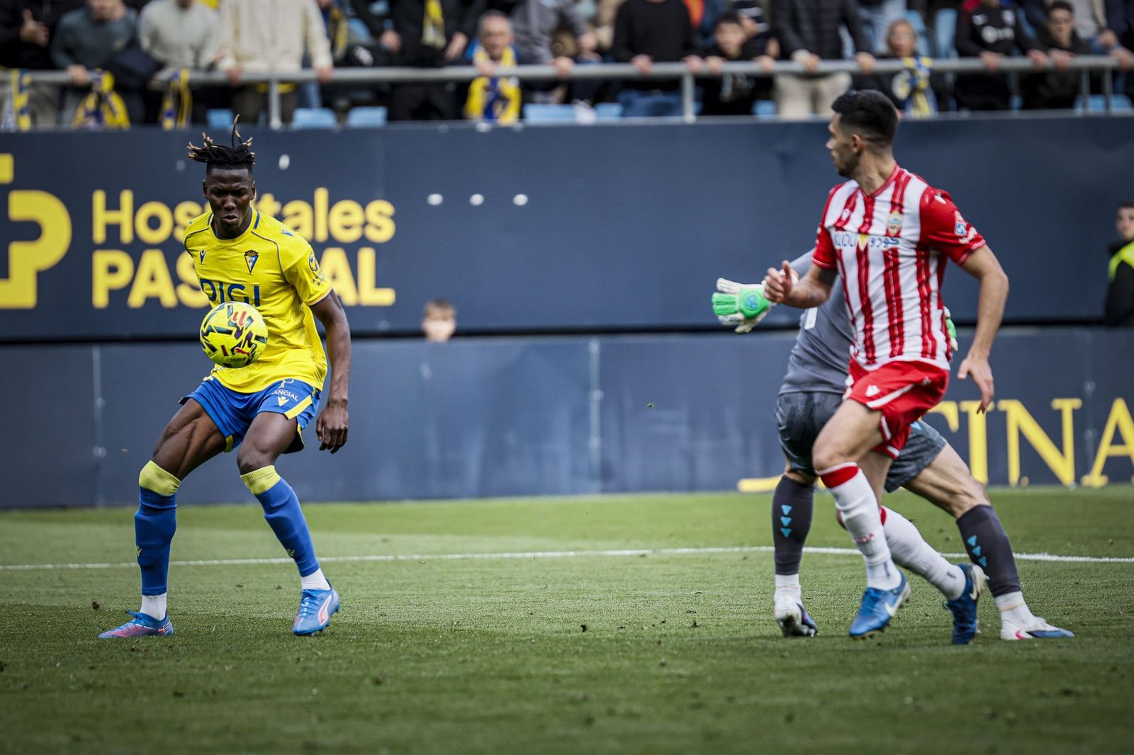 Búscate entre las imágenes del partido de fútbol Cádiz CF - UD Almería