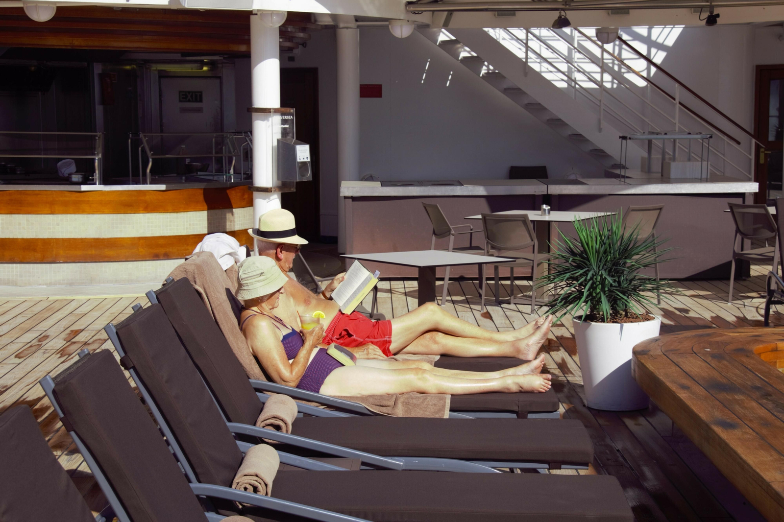 Motril recibe al 'Silver Shadow', un crucero de lujo de larga estancia