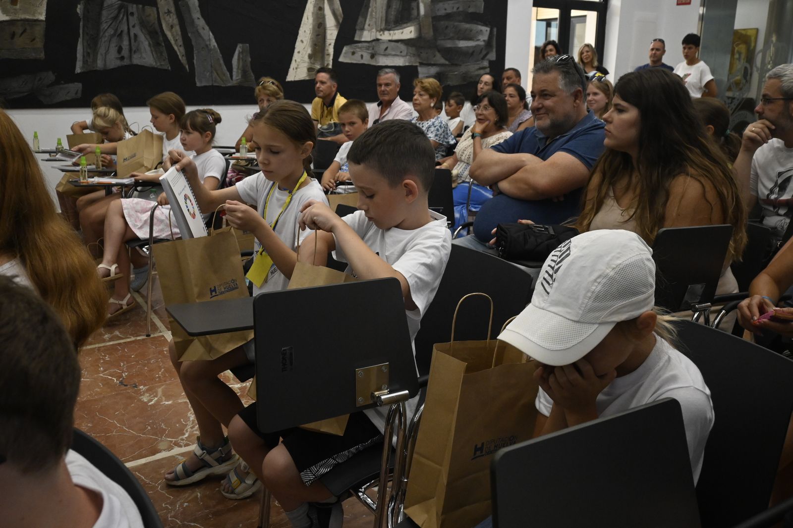 Menores ucranianos pasarán el verano en familias de acogida, en imágenes