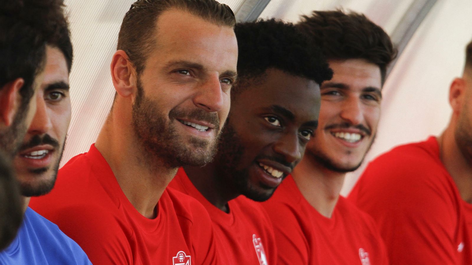 Soldado y Yan Eteki sonrien en el banquillo durante el  partido amistoso