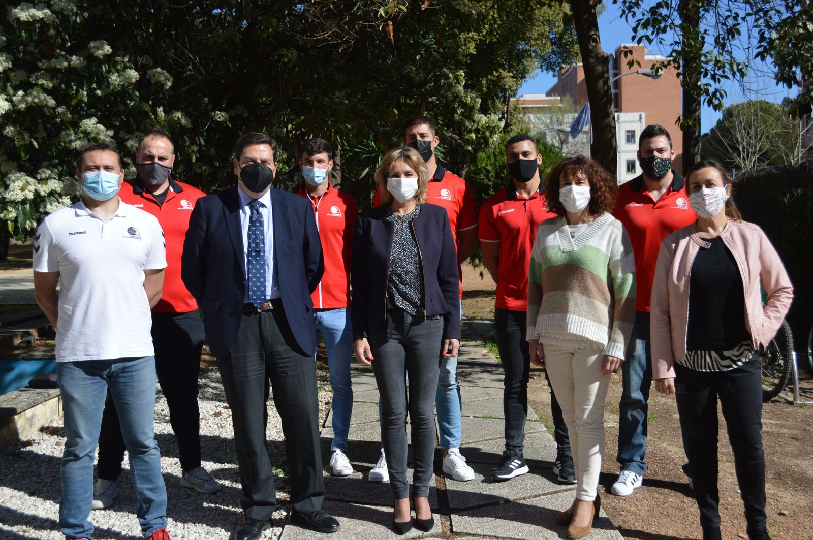 Una delegación del Cajasur Córdoba BM, en su recibimiento por Inmaculada Troncoso.