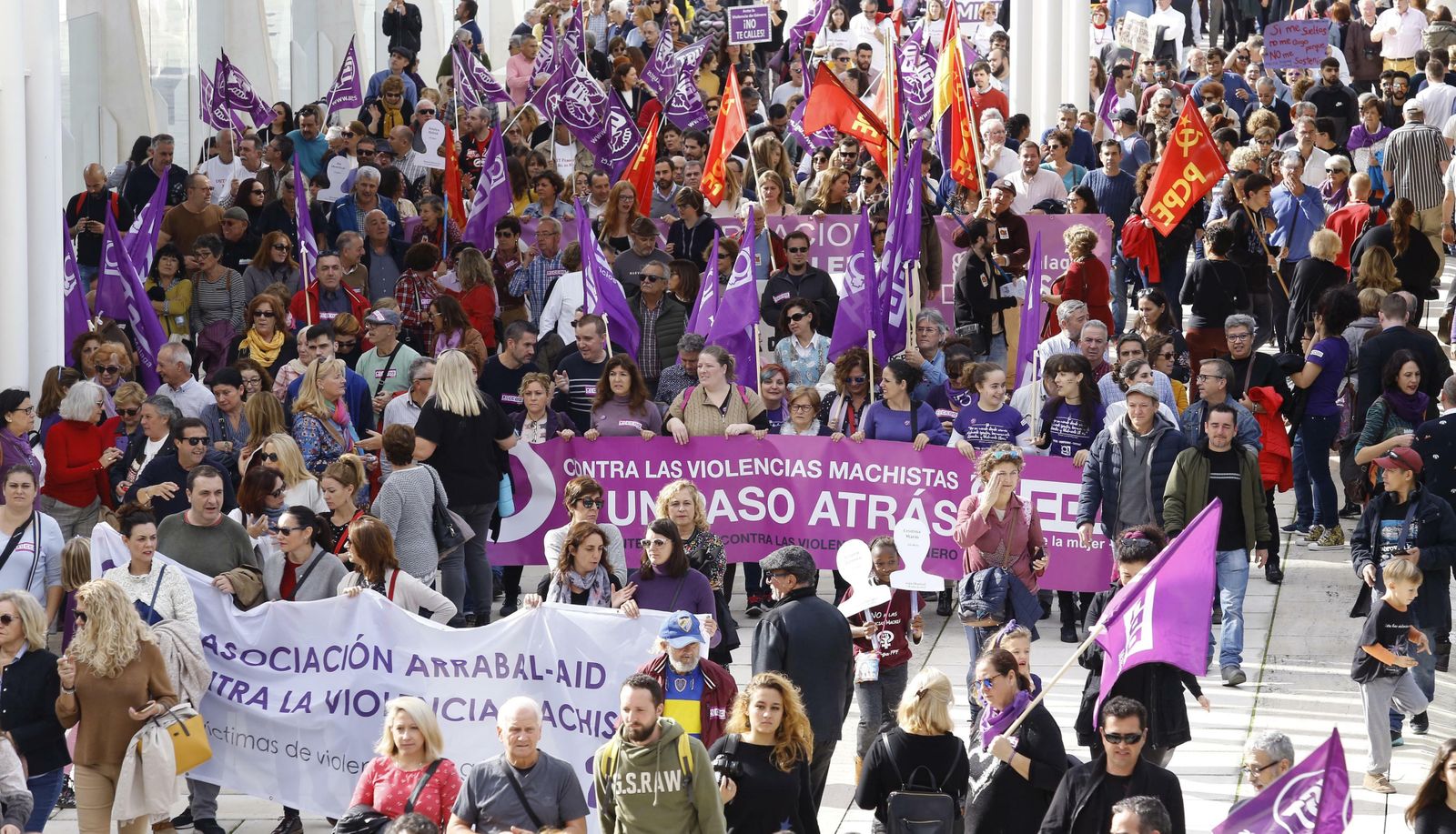 Representantes políticos, sindicales y de colectivos sociales acuden a una protesta contra la violencia de género