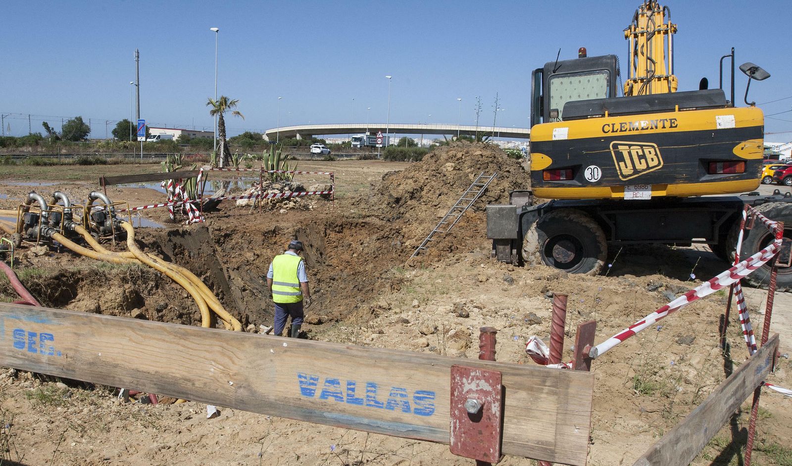Trabajos de reparación de unas de las tuberías de agua de Tres Caminos, en una imagen de archivo.