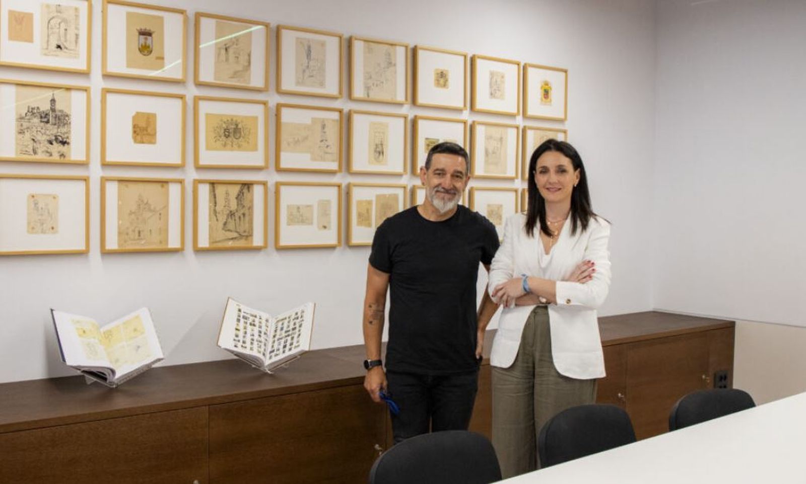 Pepe Roldán, jefe del archivo de la Diputación, y Marta Siles.