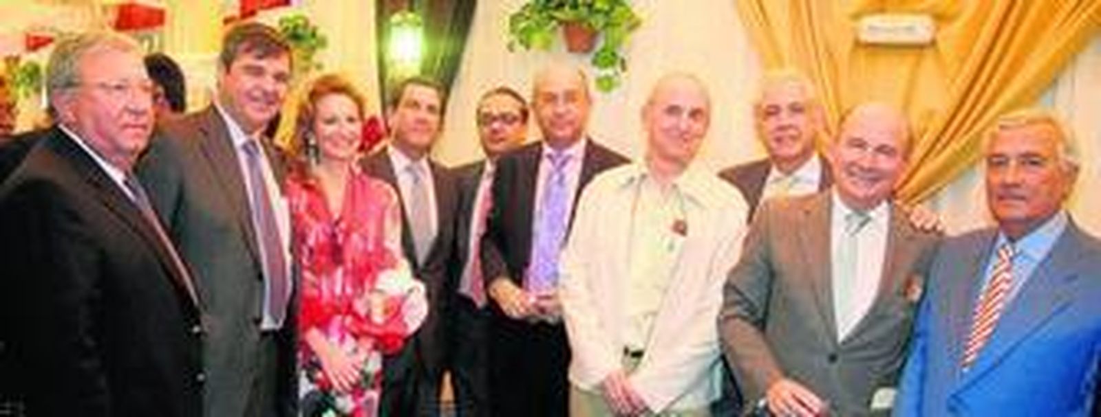 Manuel Soria, Francisco Herrero, Rosamar Prieto-Castro, Luciano Alonso, Antonio Ponce y Antonio Muñoz coincidieron ayer en la recepción que Fiestas Mayores ofreció a los empresarios y al Consejo de Cofradía en la caseta municipal.