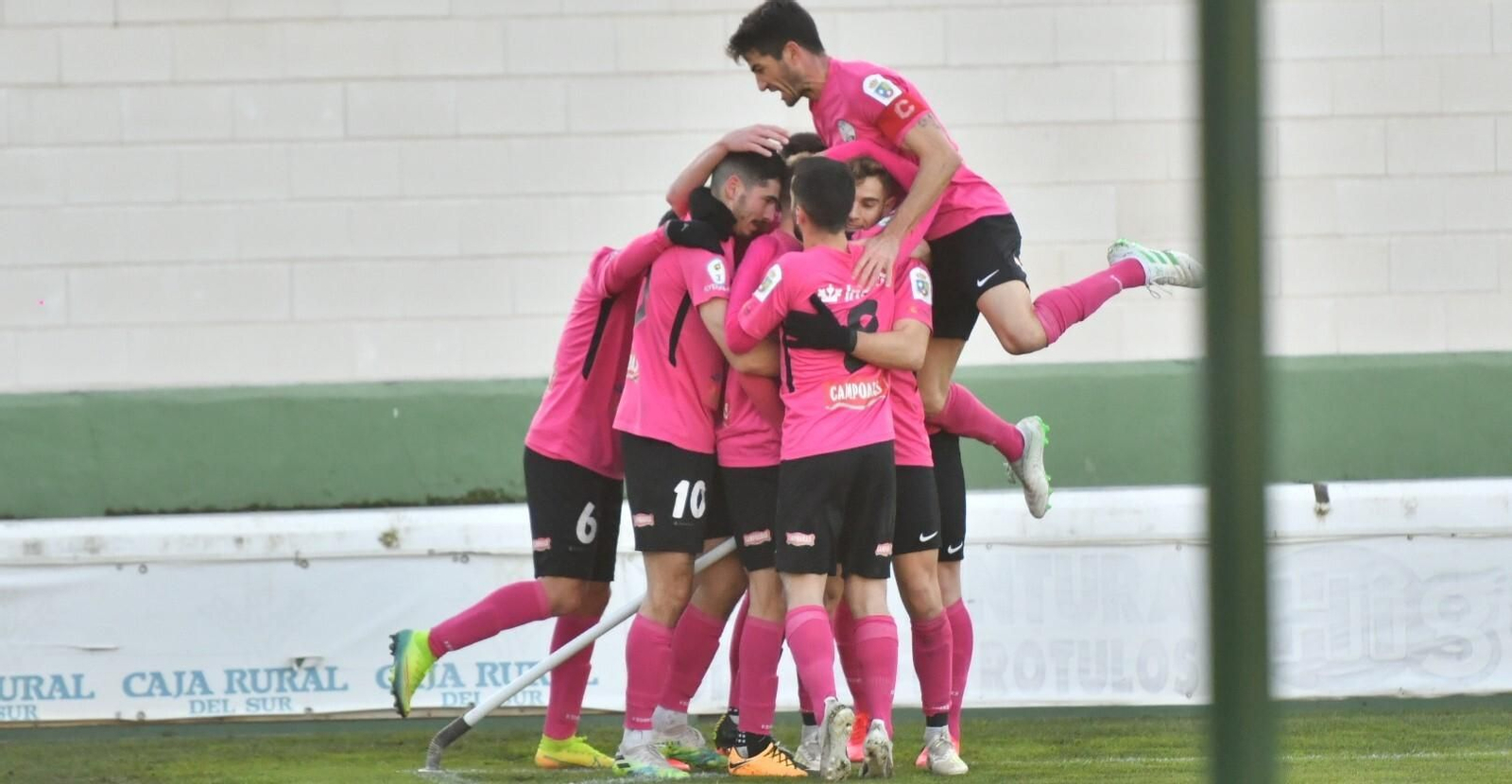 Los jugadores del Ciudad de Lucena celebran un gol en Pozoblanco.