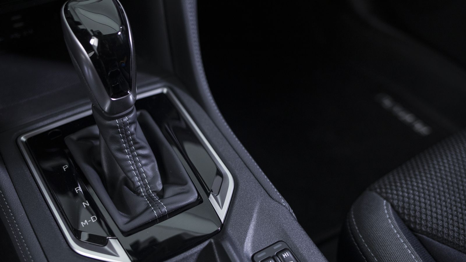 El cambio puede usarse automáticamente o, pasando al pasillo lateral, en modo manual. Las levas también ayudan a mantener el control de este CVT.